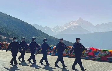 每天执勤都可以看到日照金山，是一种什么体验？