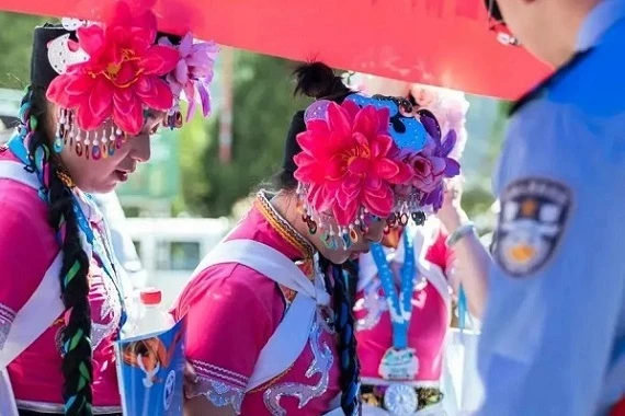 “阿哩哩～花花色～” 这个景区里的“法治集市”好热闹！