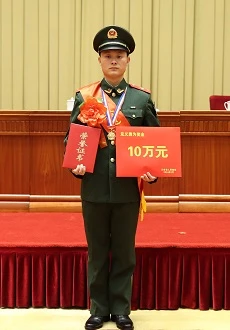 李励