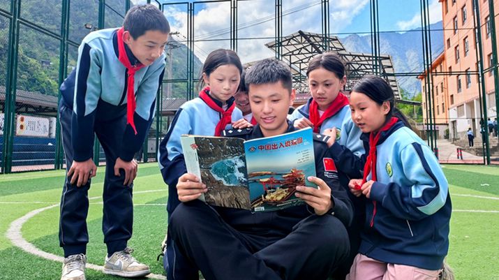 画笔下的那抹藏蓝，是孩子心里最暖的光