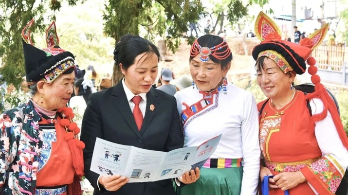 良俗润乡土 法治促和谐——大理州剑川县法院绘就边疆民族地区司法治理新“枫”景