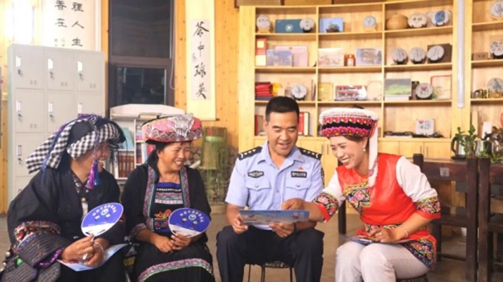 临沧市凤庆县公安局：特色“火塘警务”赋能乡村善治
