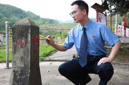 杨晓华：把根扎进德宏热土 以实干淬炼“检心”