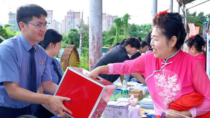 西双版纳州景洪市人民检察院：送法进村寨 守护民族团结一家亲
