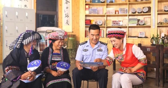 临沧市凤庆县公安局：特色“火塘警务”赋能乡村善治