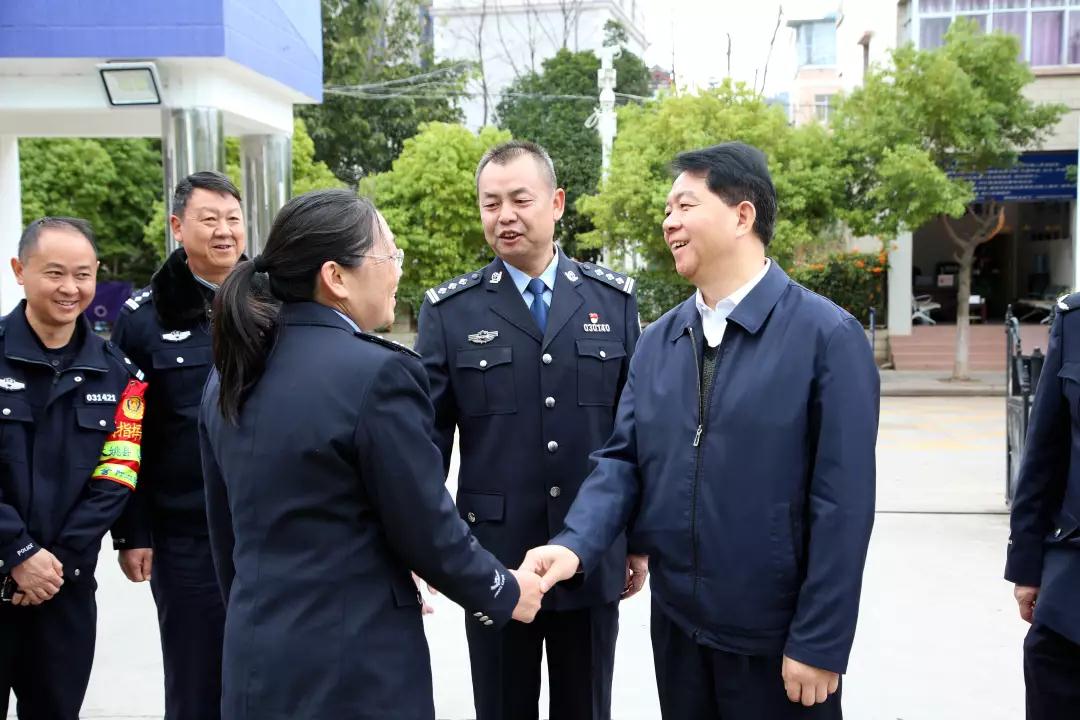 云南省公安厅副厅长胡水旺到大姚看望慰问因公致残,长期患病民警