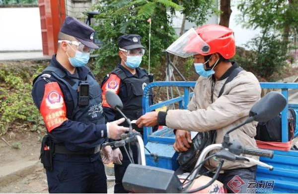 云南怒江南大门防疫镜头：民警24小时坚守前沿哨卡